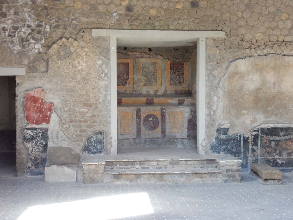 Villa San Marco, Stabiae, June 2019. Room 45, lararium in west wall of atrium. Photo courtesy of Buzz Ferebee.

