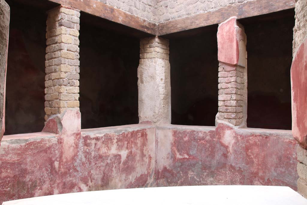 Villa San Marco, Stabiae, September 2019. Room 28, small garden.
Looking towards the south-west corner of the garden, towards windows looking into Corridor 32. Photo courtesy of Klaus Heese.
