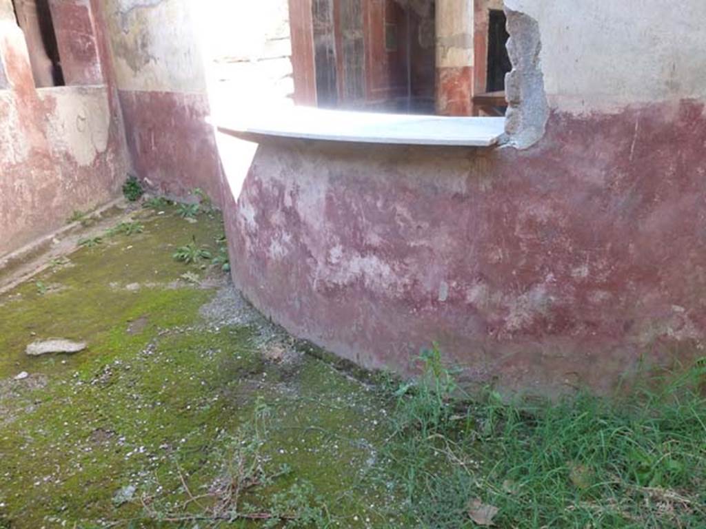 Villa San Marco, Stabiae, September 2015. Small garden area 28, looking north towards the painted wall beneath the apsed window.