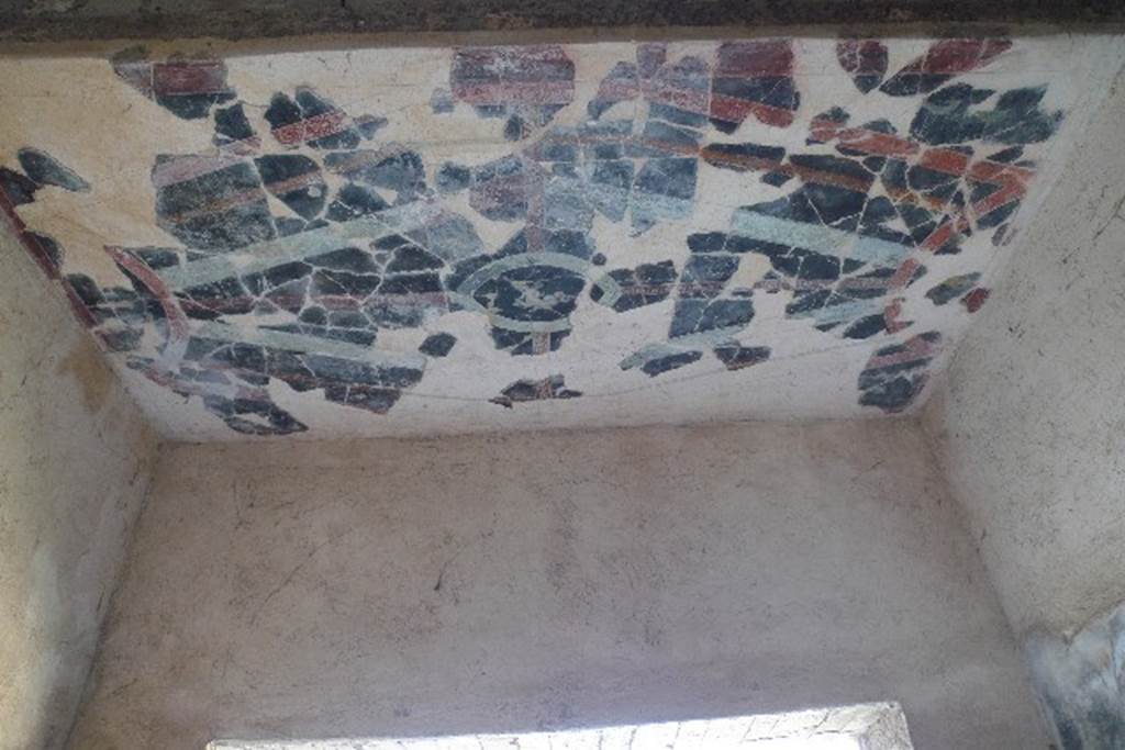 Castellammare di Stabia, Villa San Marco, July 2010. Room 35, ceiling in square alcove. Photo courtesy of Michael Binns.

