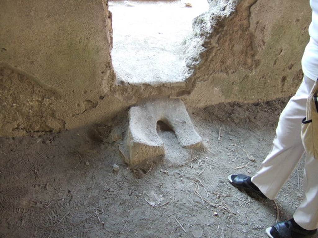 Villa of Mysteries, May 2006. Step at entrance to room 61.

