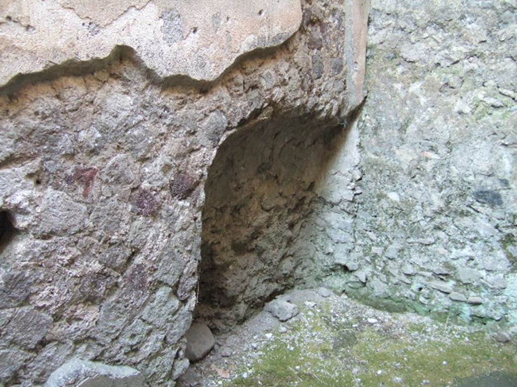 Villa of Mysteries, Pompeii. May 2006. Room 29, north wall, with recess.
