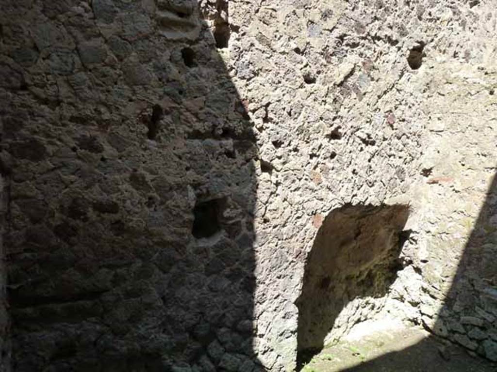 Villa of Mysteries, Pompeii. May 2010. Room 28, north wall with recess.