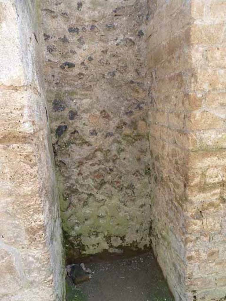 Villa of Mysteries, Pompeii. May 2010. Recess in west wall of corridor 27.