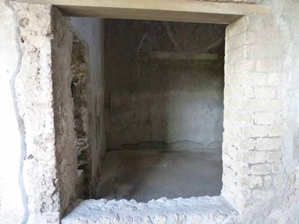 Villa of Mysteries, Pompeii. May 2010. Room 22, looking east through window in portico P5 wall.