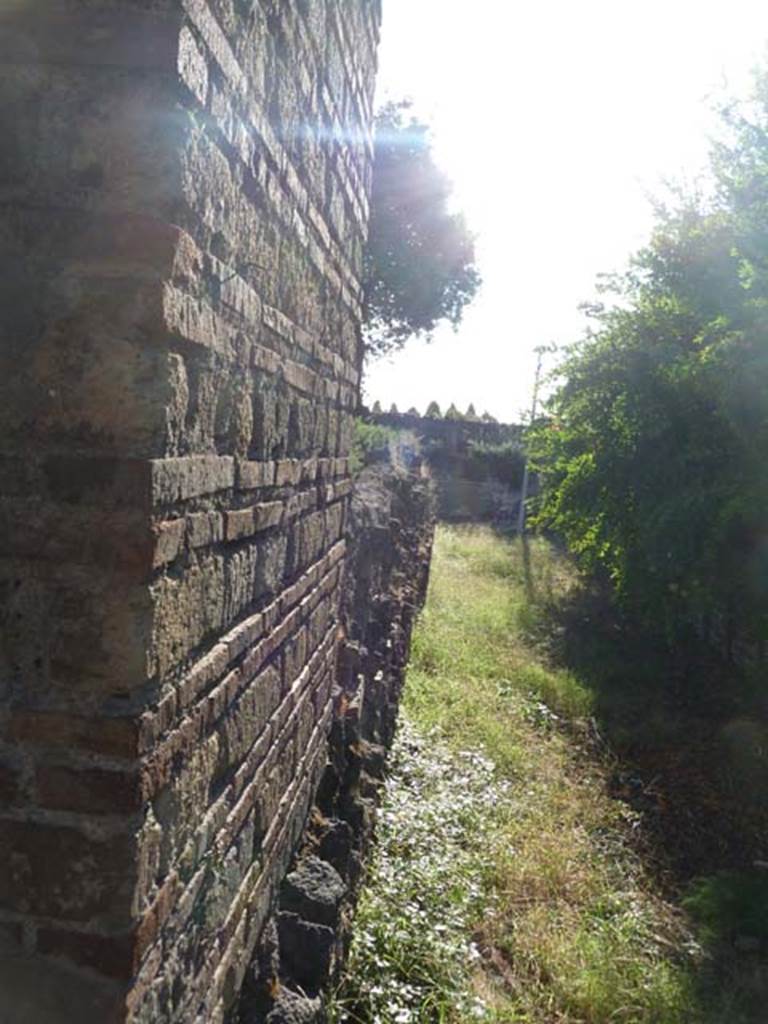 Villa of Mysteries, Pompeii. September 2015. Looking west along north side of villa, from near portico P5.