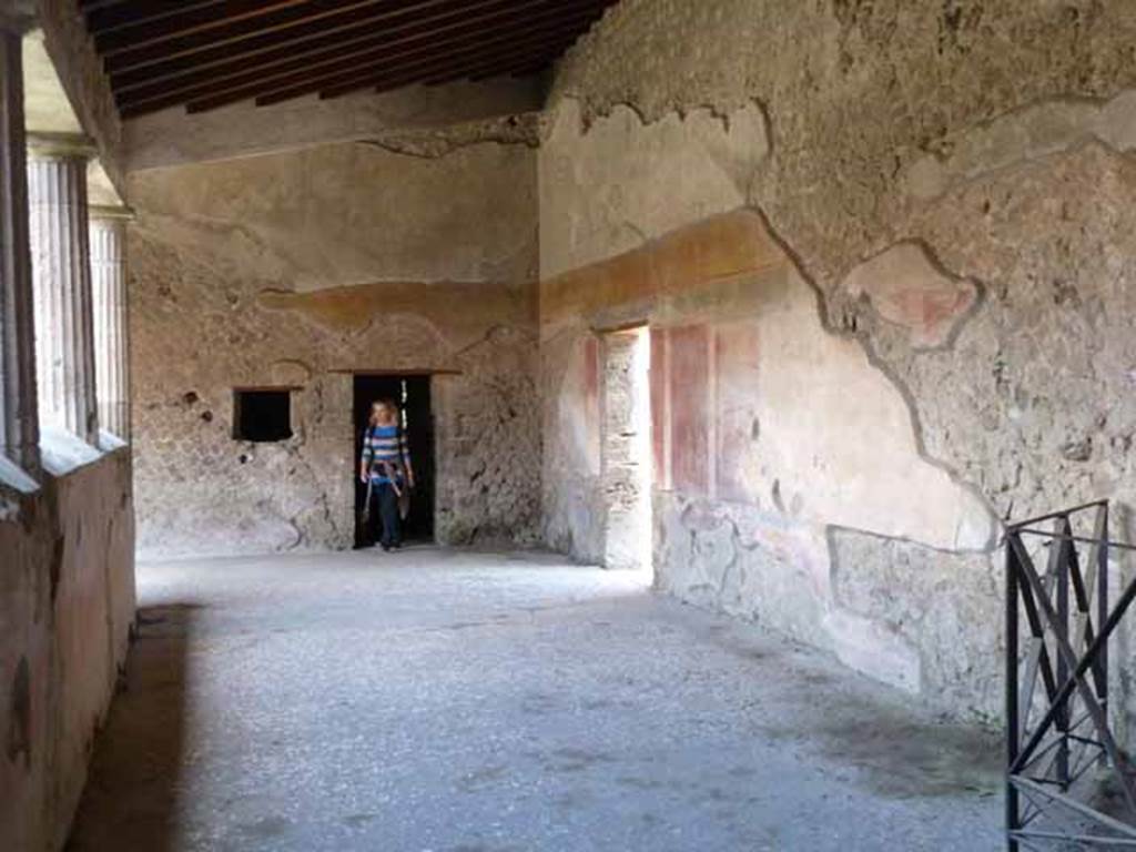 Villa of Mysteries, Pompeii. May 2010. Looking east along peristyle B, towards doors to kitchen courtyard in south wall, and room 34 in east wall.