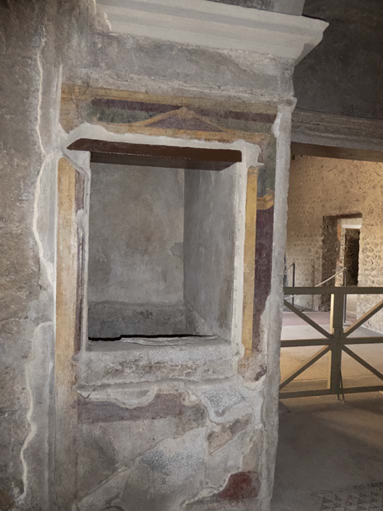 Villa of Mysteries, Pompeii. September 2017. Room 4, detail of recess in north-west corner.
Foto Annette Haug, ERC Grant 681269 DÉCOR.
