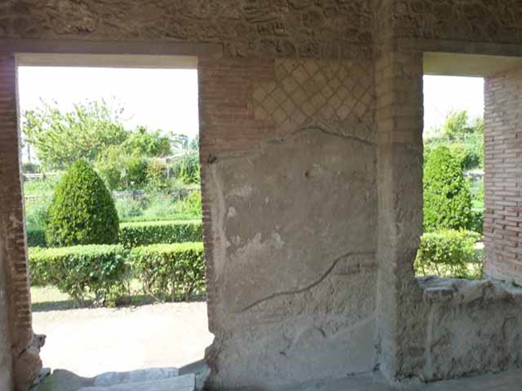 Villa of Mysteries, Pompeii. May 2010. Room 10, daytime cubiculum. North wall with doorway to garden in north-west corner.