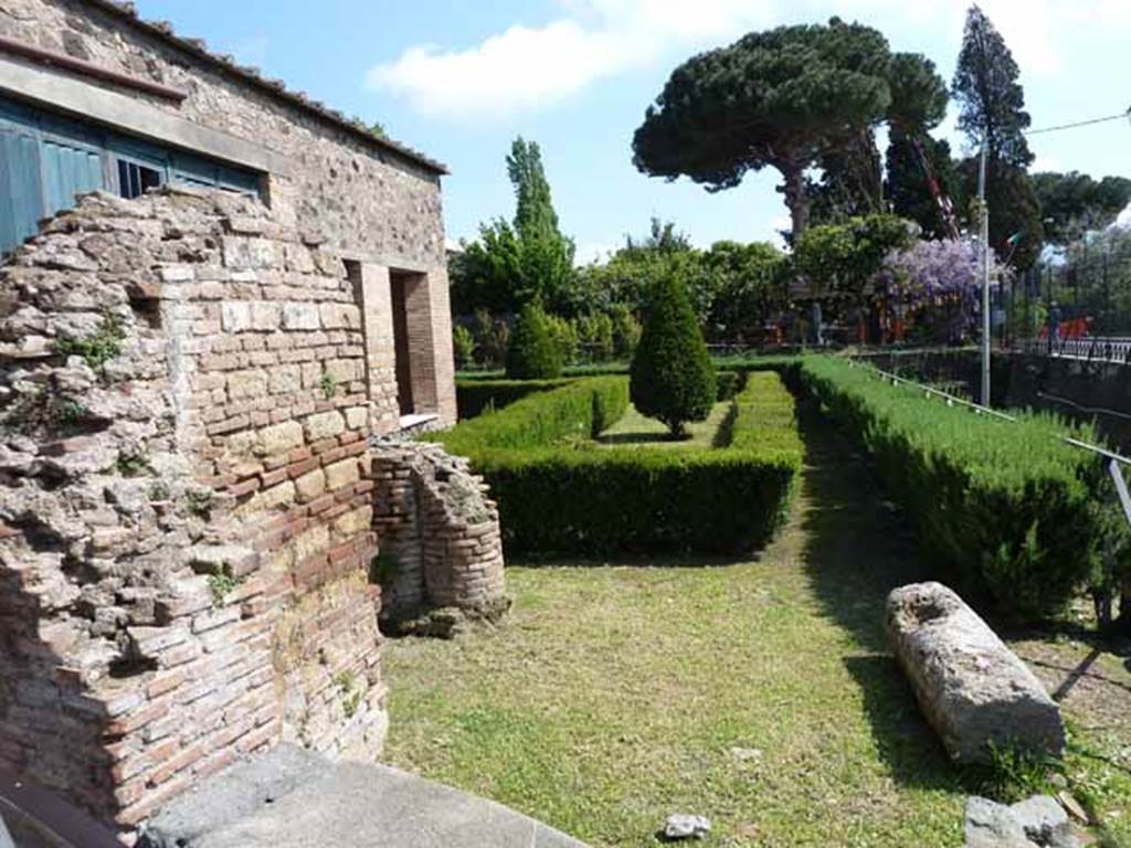 Villa of Mysteries, Pompeii. May 2010. Looking south across gardens from exedra.