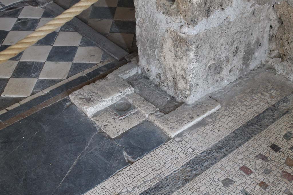 Villa of Mysteries, Pompeii. November 2017. Room 5, detail of south end of doorway threshold from portico P2.
Foto Annette Haug, ERC Grant 681269 DÉCOR.
