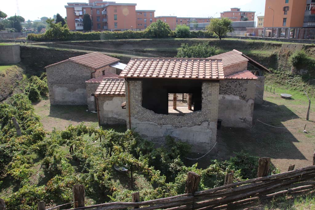 Villa Regina Antiquarium, September 2021. 
Looking towards west side, with rooms IV – VII – II – Ixbis – XII. Photo courtesy of Klaus Heese.
