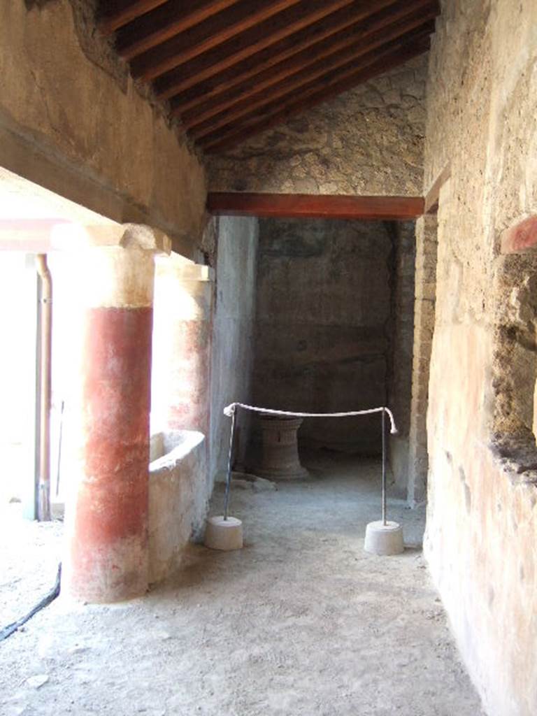 Villa Regina, Boscoreale. May 2006. 
Looking along south portico VII of room I, peristyle courtyard, towards cistern area V.
