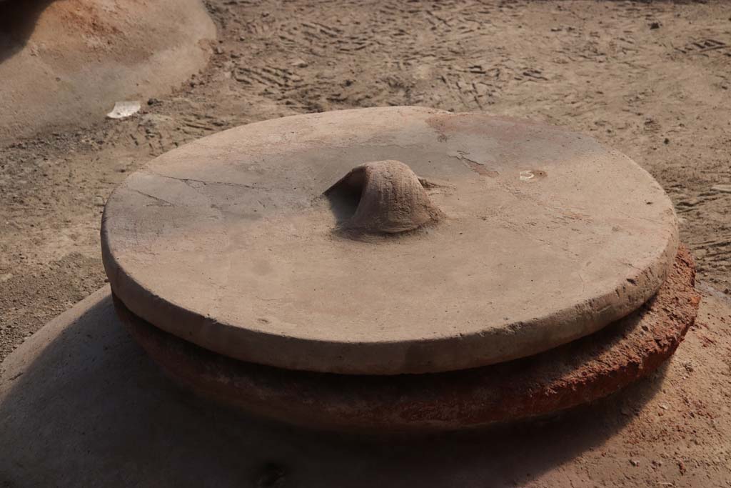 Villa Regina, Boscoreale. September 2021. Room I, detail of dolia with lid. Photo courtesy of Klaus Heese.