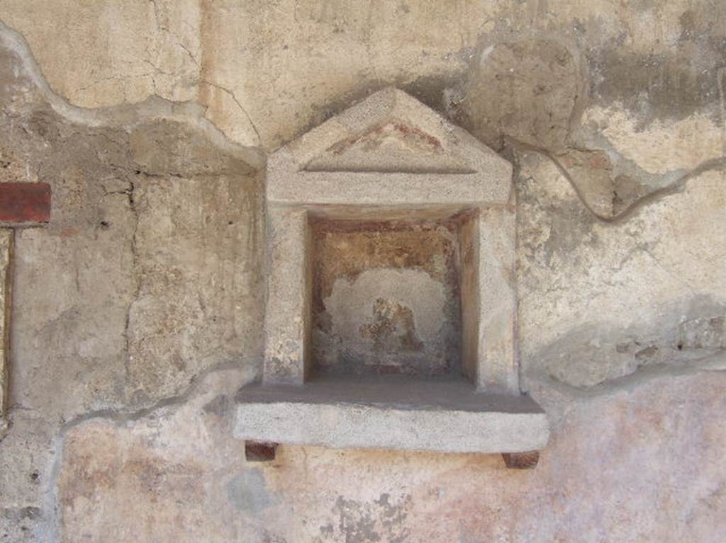 Villa Regina, Boscoreale. May 2006. Aedicula temple style niche L in west portico VII.