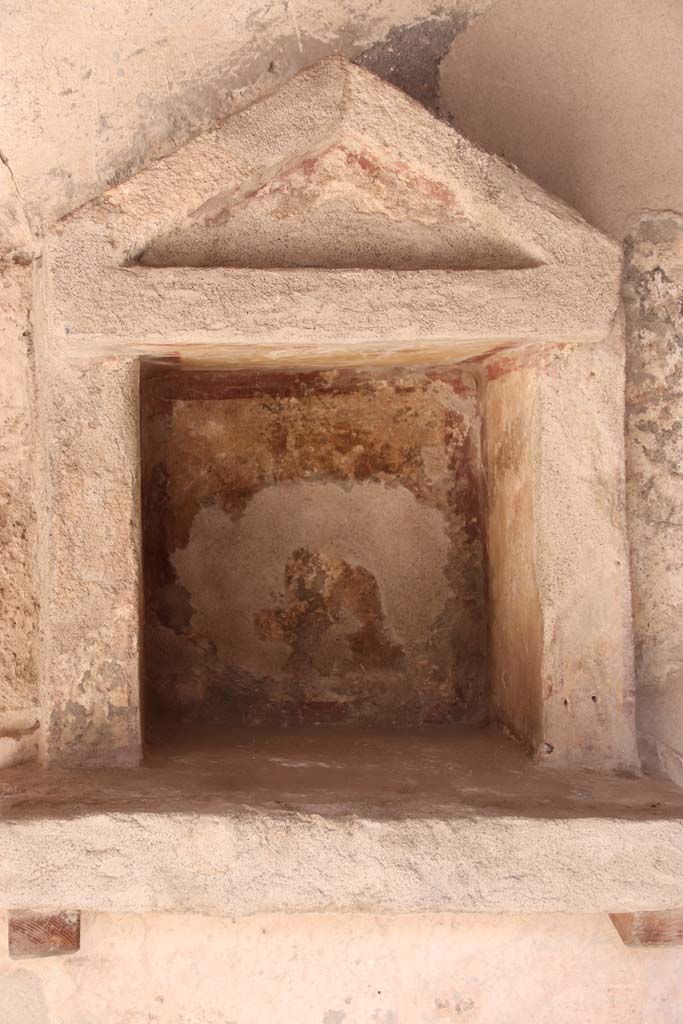 Villa Regina, Boscoreale. September 2021. 
Aedicula temple style niche L, in west portico VII. Photo courtesy of Klaus Heese.
